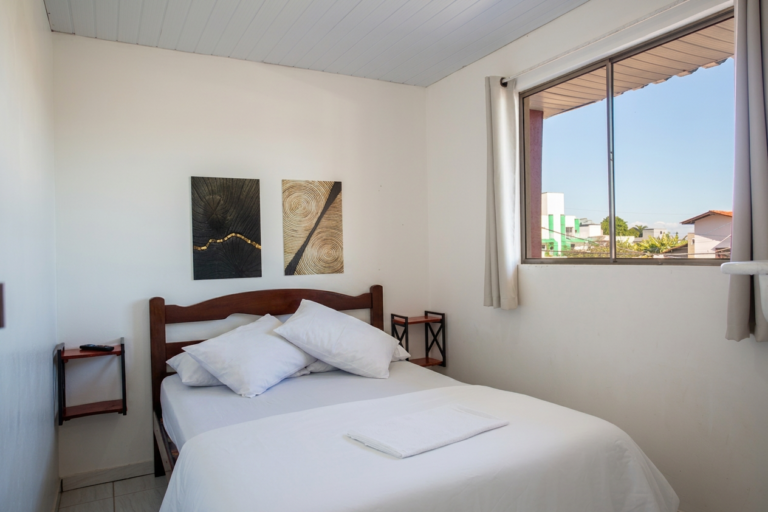 dormitorio casal With Pillows