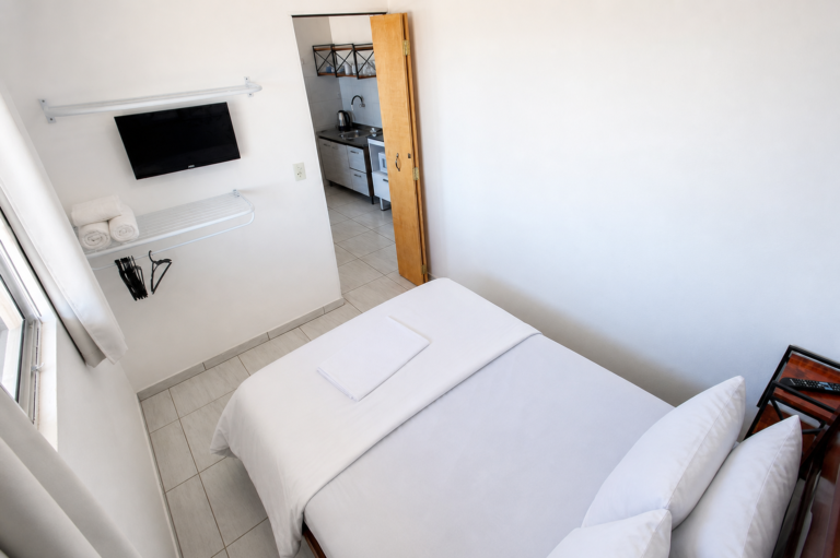 dormitorio with tv and pillows